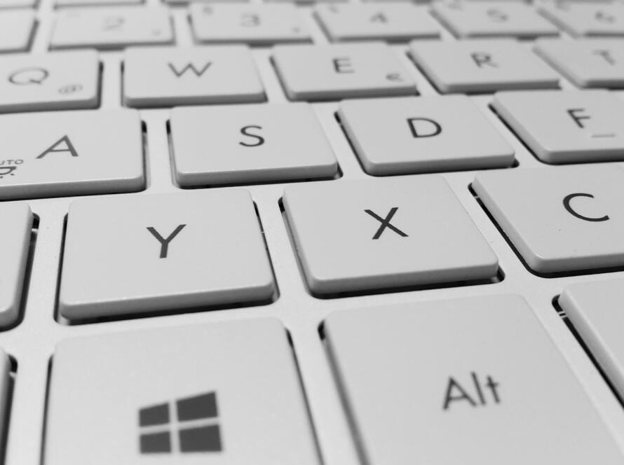 Jak czyścić klawiaturę laptopa bezpiecznie i bez uszkodzeń